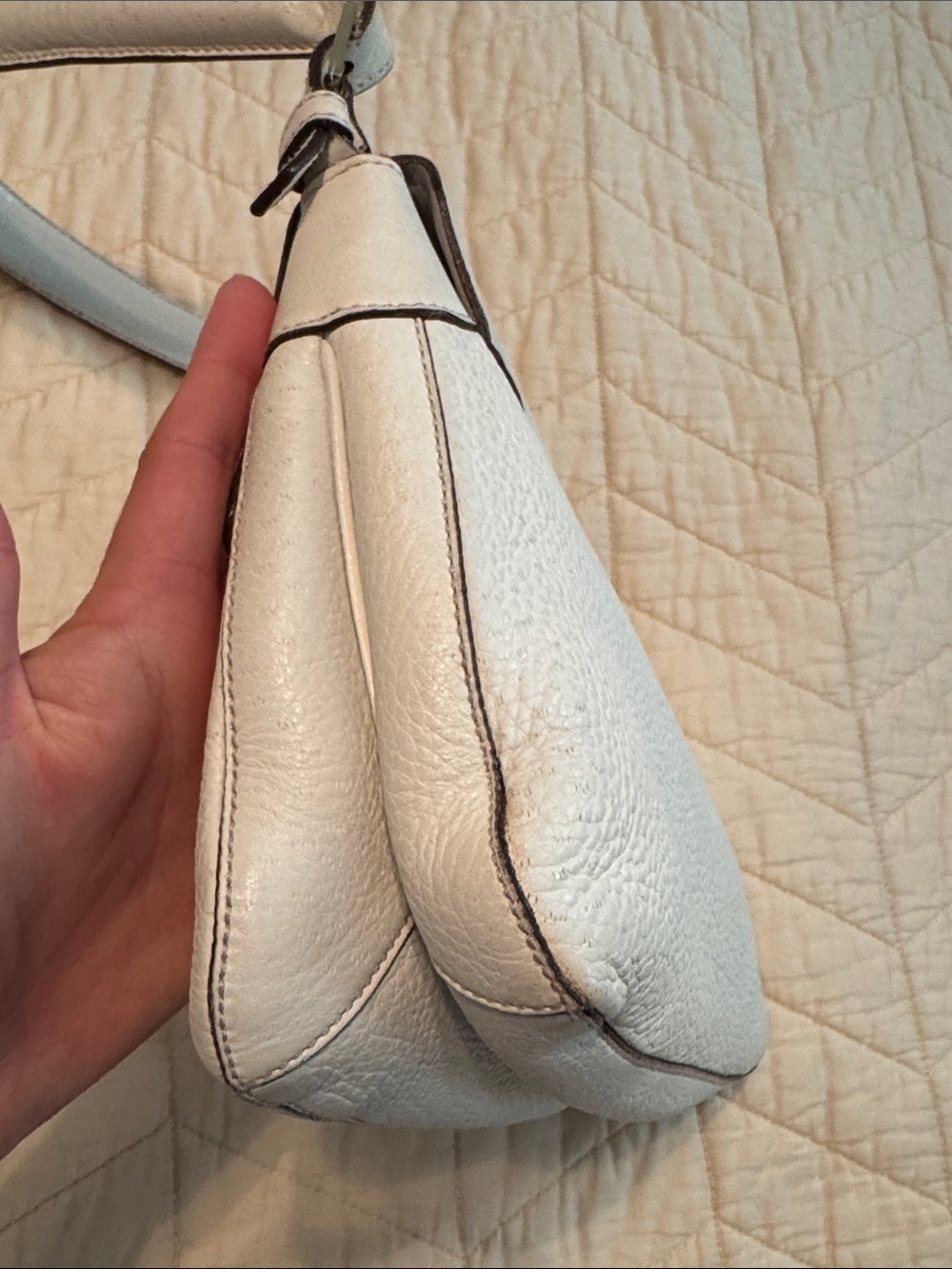 Salvatore Ferragamo Cream Leather Shoulder Bag with Gold Hardware - Picture 5 of 16